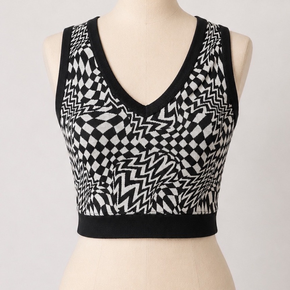 Almost Famous Women Black White Optical Illusion Geo Print V-Neck Crop Vest M